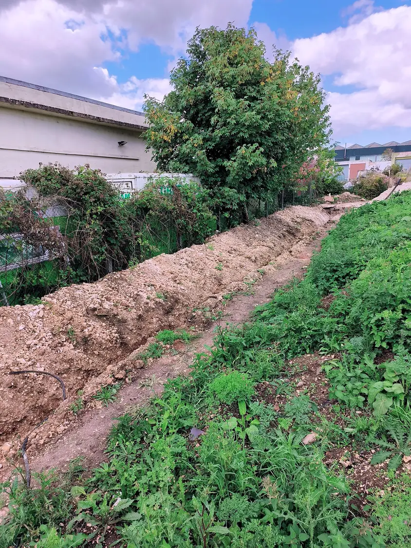 Cable trench along a verge