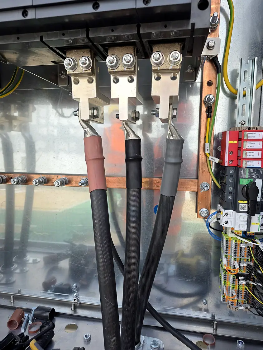 LV cable terminations at a switch-disconnector