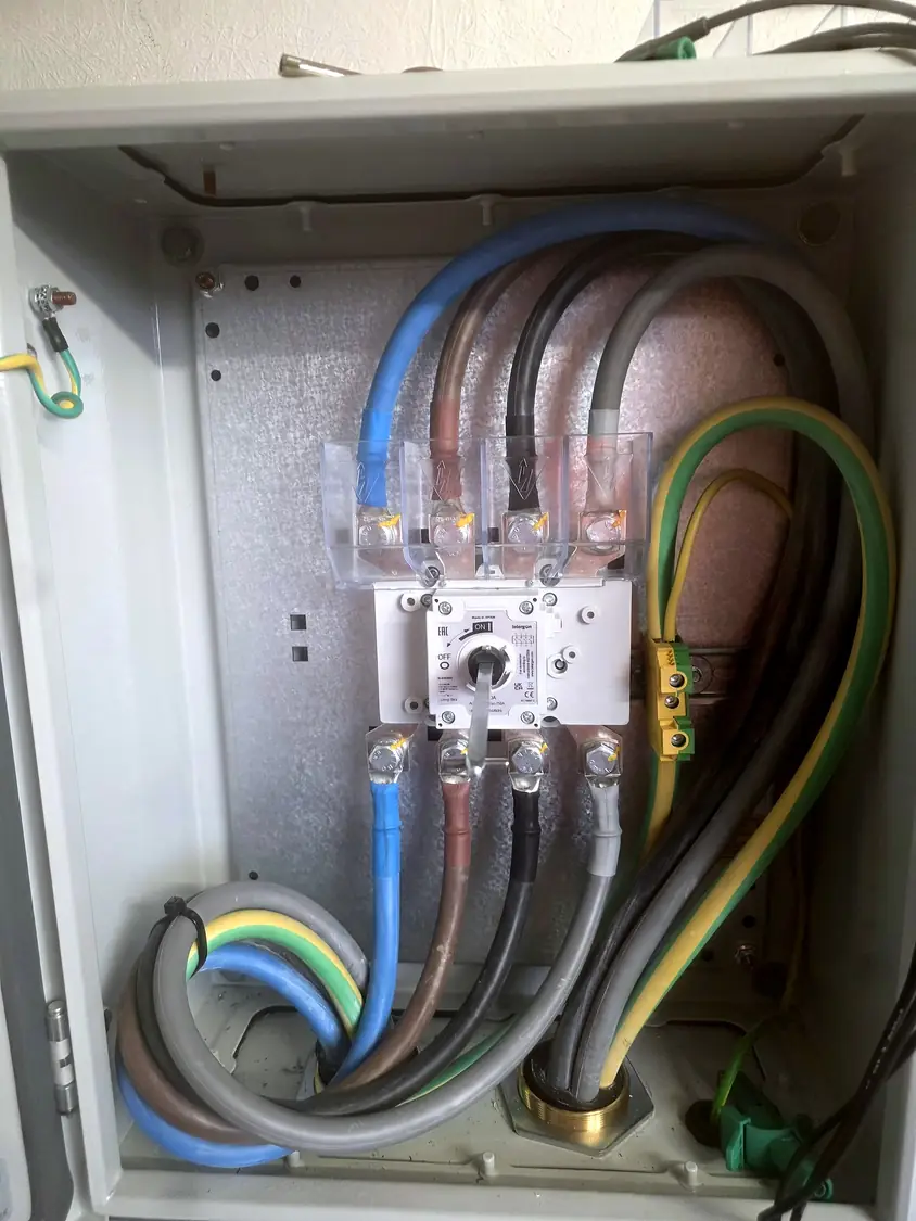 Switch-disconnector enclosure with large terminated cables