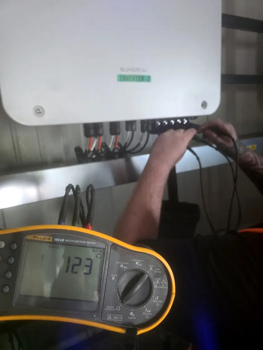 Testing at the inverter with a Fluke 1654B multifunction tester