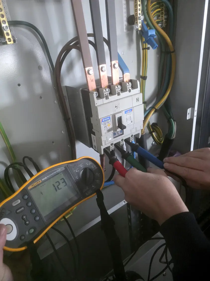 Testing at an MCCB with a Fluke 1654B multifunction tester